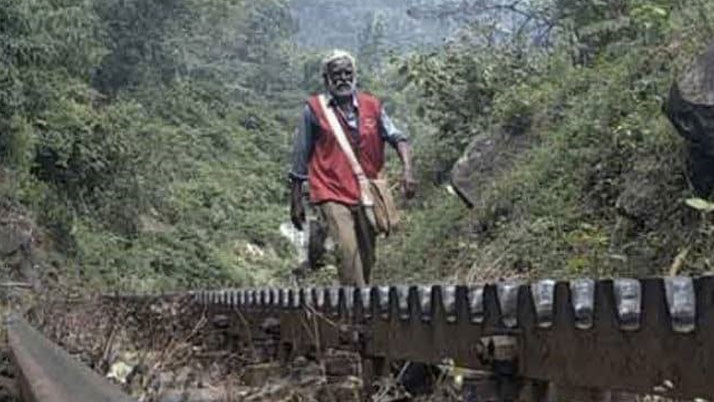 Business Prime News-Netizen-raised-voice-to-falicilate-the-old-man-who-reached-mail-to-the-villagers-last-30-years