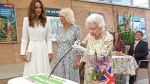 Business Prime News-Queen Elizabeth cut cake using the with a royal sword_