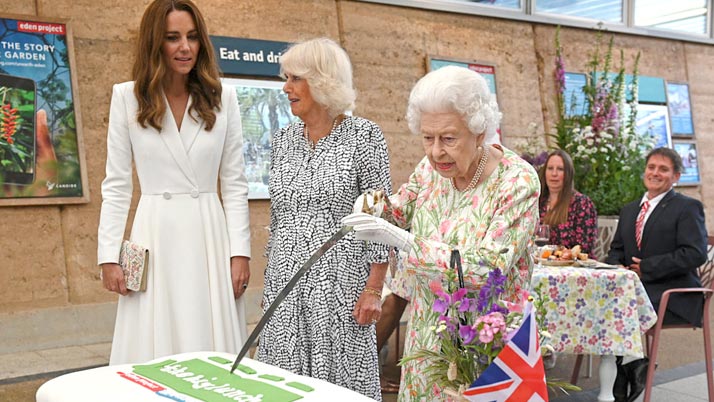 Business Prime News-Queen Elizabeth cut cake using the with a royal sword_
